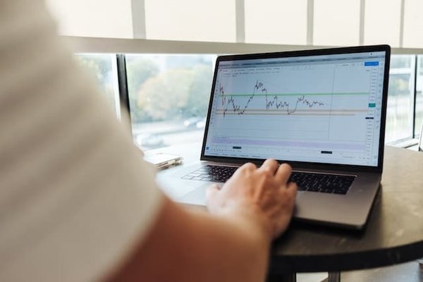 Comment la finance comportementale peut influencer les marchés financiers